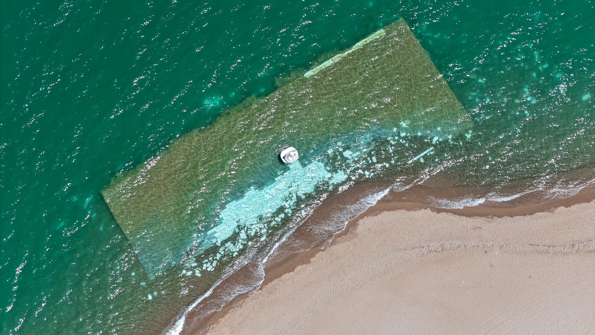 青海湖 · 碧波方石