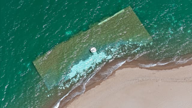 青海湖 · 碧波方石