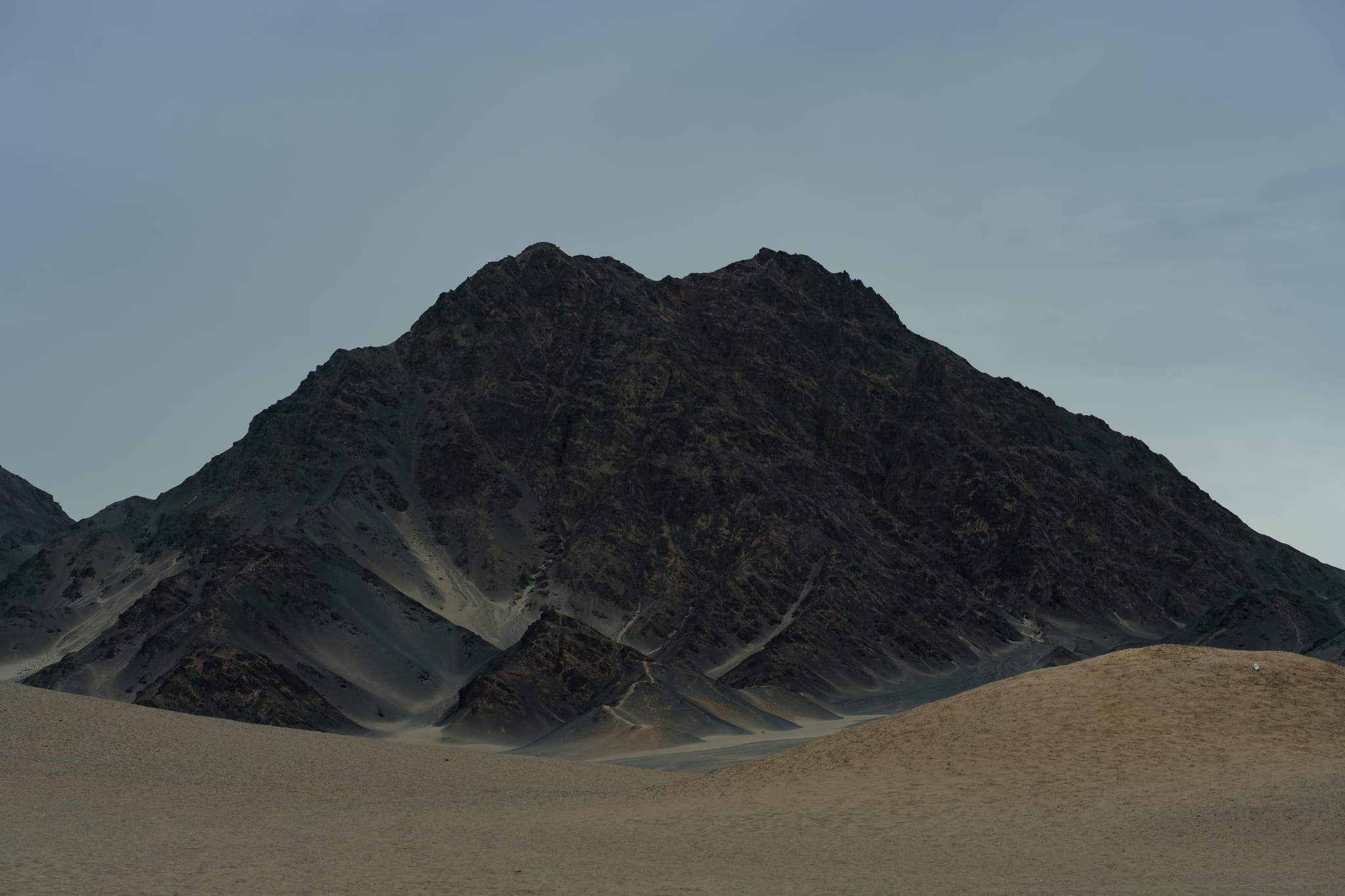 黑独山 · 孤峰静立