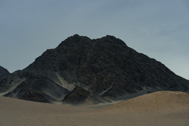 黑独山 · 孤峰静立
