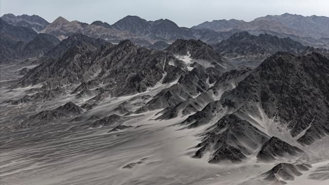 黑独山 · 墨韵戈壁