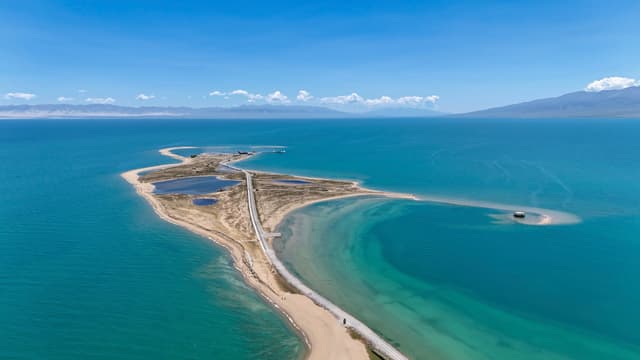 青海湖 · 碧水长堤