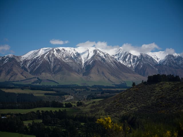 远山积雪