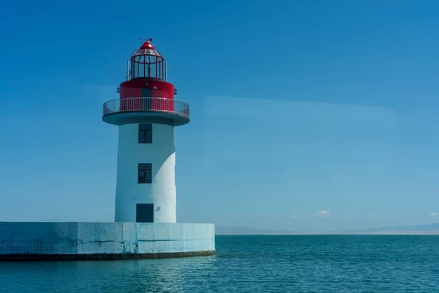 青海湖 · 湖畔灯塔