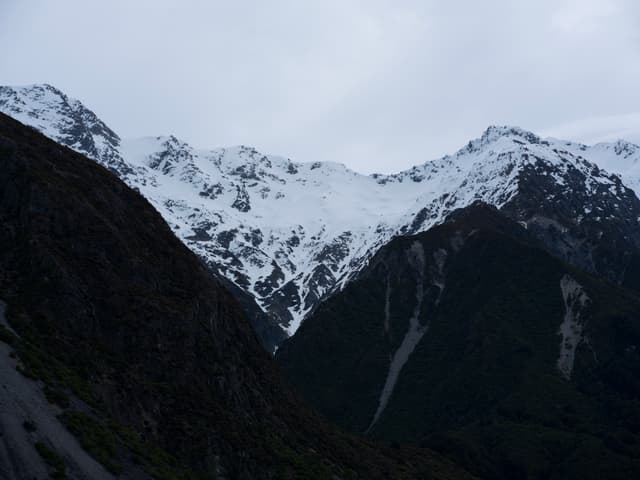 幽谷立峰