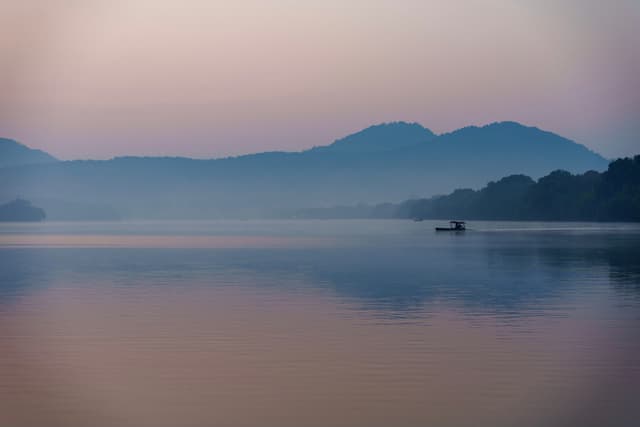 北山街 · 湖山空蒙